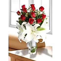 Kırmızı gül ve lilyum aranjmanı