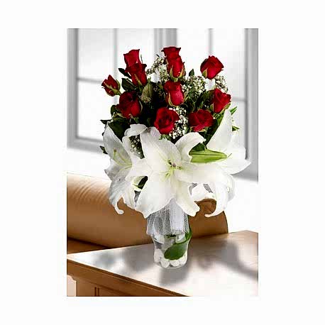 Kırmızı gül ve lilyum aranjmanı