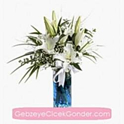 Cam Vazoda Beyaz Lilyumlar