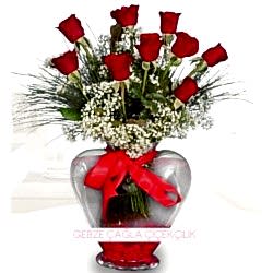 Kalp vazoda 9 gül aranjmanı