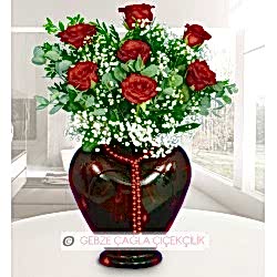 Kırmızı kap vazoda 7 gül