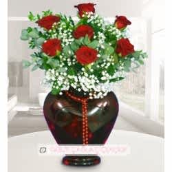 Kırmızı kap vazoda 7 gül
